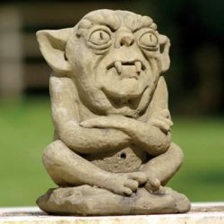 Gremlin mit verschränkten Armen
