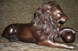 Liegender Bronze-Löwe mit Kugel
