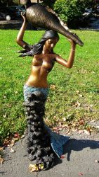 Meerjungfrau mit Riesenmuschel aus Bronze