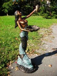 Meerjungfrau mit Fisch und Muschel-Schale