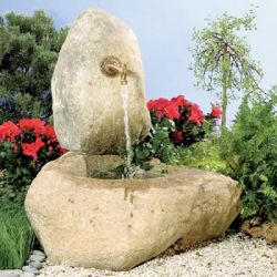 Brunnen aus Natursteinfindlingen mit Wasserkreislaufsystem