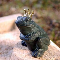 Kleiner Froschkönig mit goldener Krone (Wasserspeier)