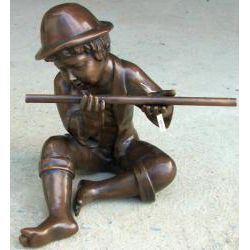 Bronze-Skulptur Sitzender Junge mit Flöte