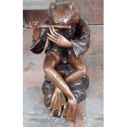 Bronzefigur Sitzender Frosch mit Flöte