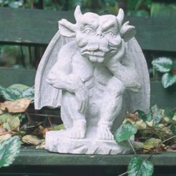 Gargoyle mittel auf Sockel