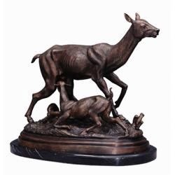 Bronze-Skulptur Säugende Hirschkuh