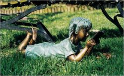 Lesendes Mädchen Susanne, liegend aus Bronze - klein