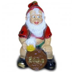 Gartenzwerg sitzt auf einem Bierfass