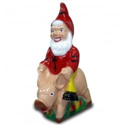 Gartenzwerg reitet auf einem Schwein