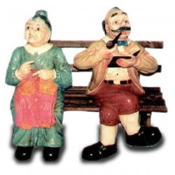 Dekorations - Figur Opa und Oma auf Bank