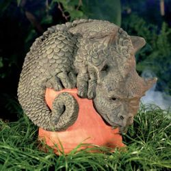 Drache Curley auf Blumentopf sitzend - Miniatur