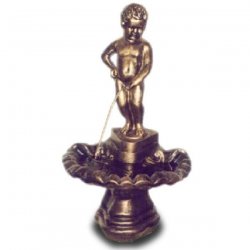 Garten - Brunnen Kleiner Junge steht im Brunnen