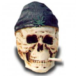 Deko - Figur Totenkopf mit Hanf - Mütze