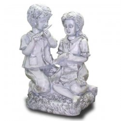 Skulptur Junge und Mädchen machen Musik