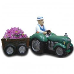 Deko - Figur Charmanter Mann fährt Traktor mit Anhänger