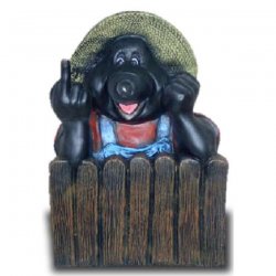 Skulptur Maulwurf hinter einem Gartenzaun zeigt Finger