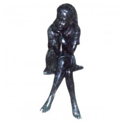 Statue Mädchen mit überschlagenen Beinen