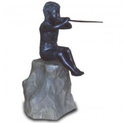 Skulptur Junge sitzt mit Blasrohr auf einem Felsen
