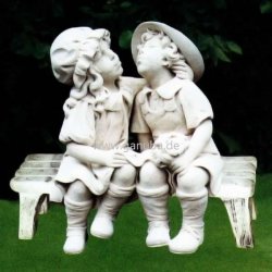 Weiße Garten-Figur Der erste Kuss - Junge und Mädchen auf Bank