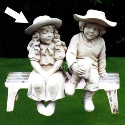 Weiße Dekofigur für den Garten Mädchen sitzend