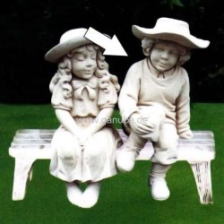 Weiße Gartenfigur Junge sitzend