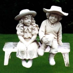 Weiße Dekofigur für den Garten Junge und Mädchen auf Bank