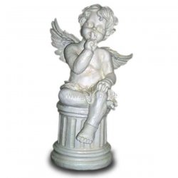 Statue Engel sitzt auf Säule, legt Finger an den Mund
