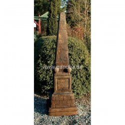 Obelisk auf Oriental-Sockel und Mauerstein-Sockel