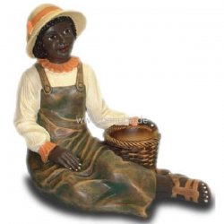 Deko - Figur Sitzende Frau mit Korb
