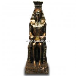 Deko - Figur Pharao sitzt mit Kerzen und Säule auf dem Thron