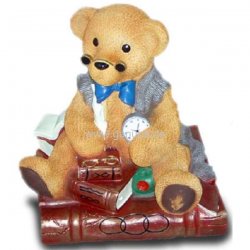 Deko - Figur Teddy mit Sonnenbrille sitzt auf einem Buch