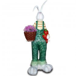 Skulptur Hase in Latzhose hält Blumenkorb und Karotten