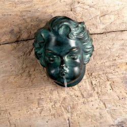 Brunnenauslauf Putto