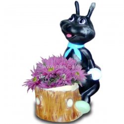 Tier - Figur Ameise mit Halstuch vor Baumstamm - Blumentopf