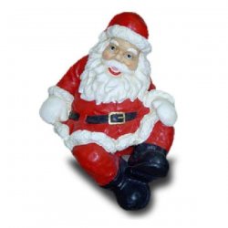 Lachender Weihnachtsmann sitzt auf dem Boden