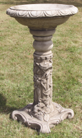 Vogelbad auf Säule