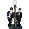 Dick und Doof stehen im schwarze...
