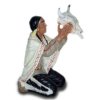 Indianer auf den Knien hält Stie...