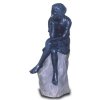 Deko - Figur Mann sitzt mit &uuml;berschlagenen Beinen auf Felsen