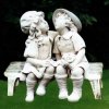 Weiße Garten-Figur Der erste Kuss - Junge und Mädchen auf Bank