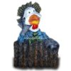 Vogel - Figur Henne mit Hut hinter einem Zaun