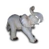 Fröhlich stampft der Elefant mit...