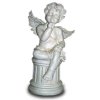 Statue Engel sitzt auf Säule, legt Finger an den Mund
