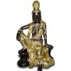 Sitzende Frau mit goldenem Rock ...
