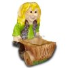 Der blonde Junge grinst frech un...