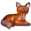 Kleiner Fuchs liegt am Boden und...