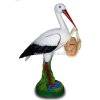Der Storch hält im Schnabel ein ...