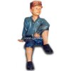 Sitzender, nordischer Junge mit ...