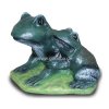 Deko - Figur Liebendes Frosch - Paar auf der Wiese