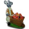 Skulptur Maus schiebt Blumen - Karre über eine Wiese